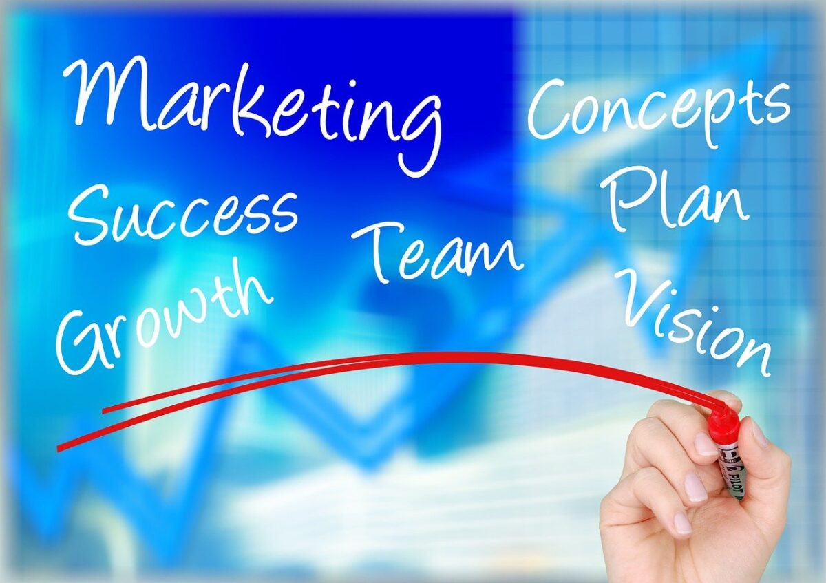 Qu'est-ce qu'un Assistant Marketing ? Missions, Compétences et Salaire