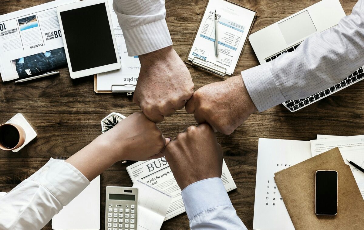 In-house vs agence : le vrai enjeu, c’est la gouvernance hybride